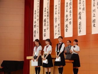 その結果、上位3名（高校生2名・中学生1名）が表彰を受けました。高校生2名は10月18日の福岡県の弁論大会代表として出場します。