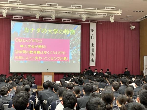 4組はトロント大学の学生との交流や、トロント市内観光について発表しました。