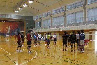バスケットボールコート3面が広がる西日本随一の体育館で部活動を見学できました。