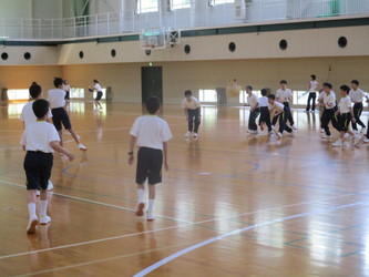 夕方はドッジボール大会です。男子は１組，女子は２組が優勝しました。