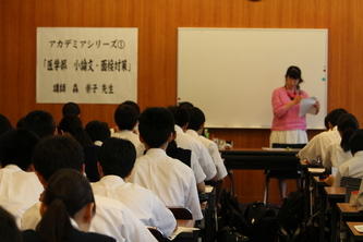 高校生は第１第２会議室にて医系受験指導者である森崇子先生の講座を受けました。