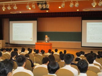 導入講座では福岡大学副学長の黒瀬秀樹先生より、「大学とは何を為すべきところか」について学びました。
