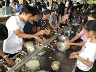 星生ホテルに到着後、カレー作りを行いました。